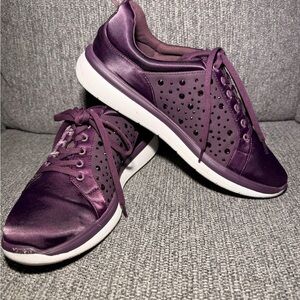 Clarks Cloudsteppers Ezera Ave Women’s Sneaker with rhinestones plum size 10